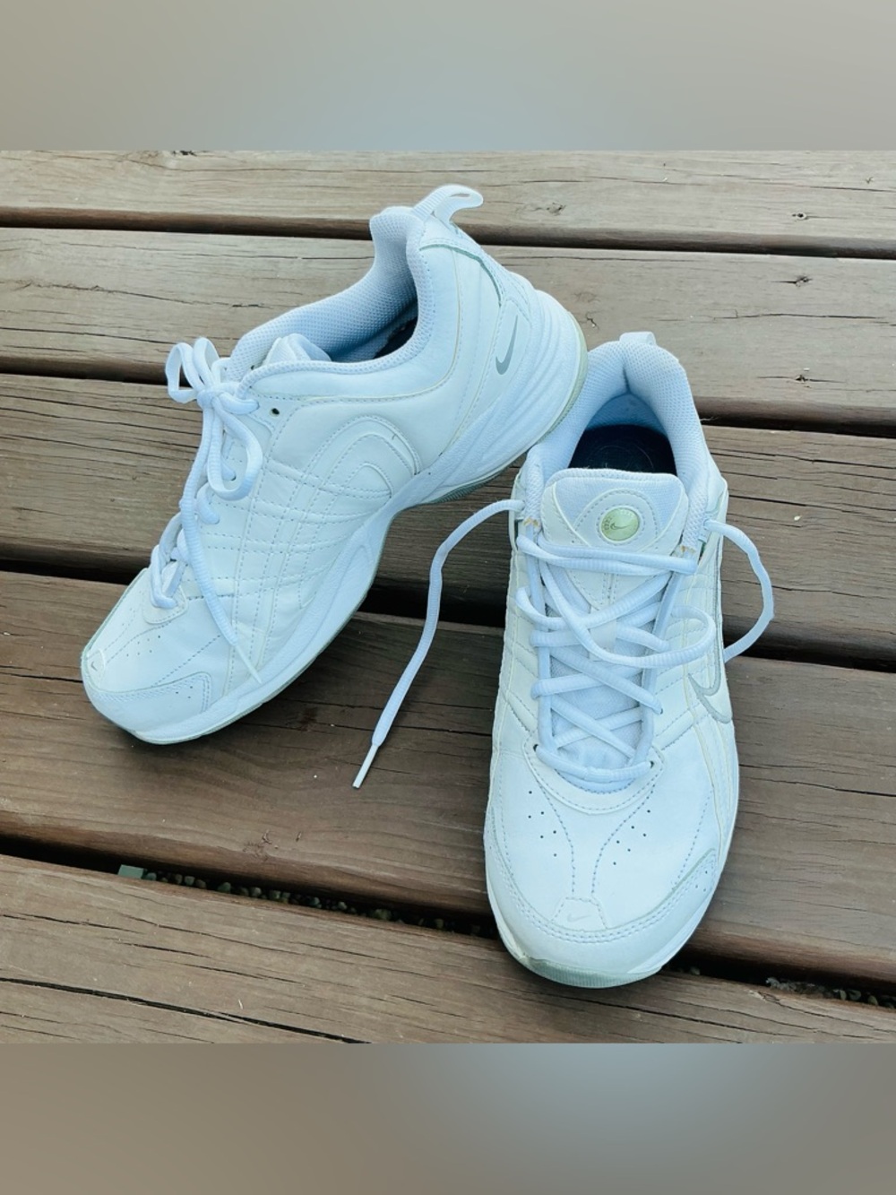 Women’s NIKE athletic sneakers 🌟